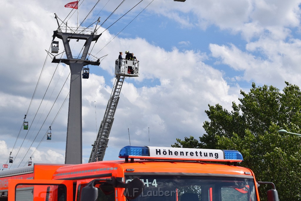 Koelner Seilbahn Gondel blieb haengen Koeln Linksrheinisch P129.JPG